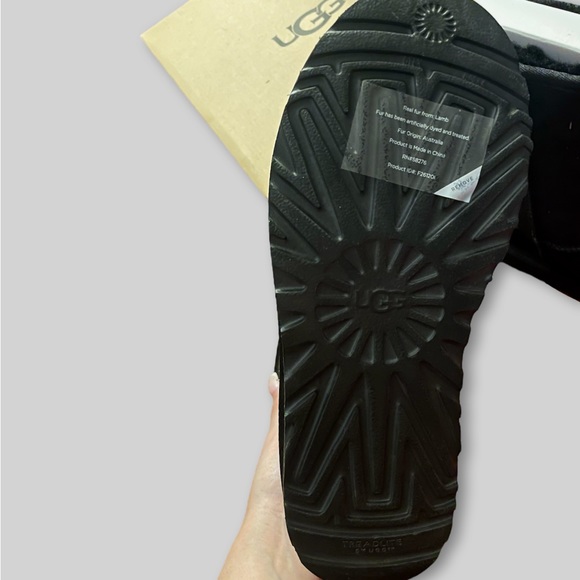 UGG W Classic Short II Black Boots - Picture 4 of 4